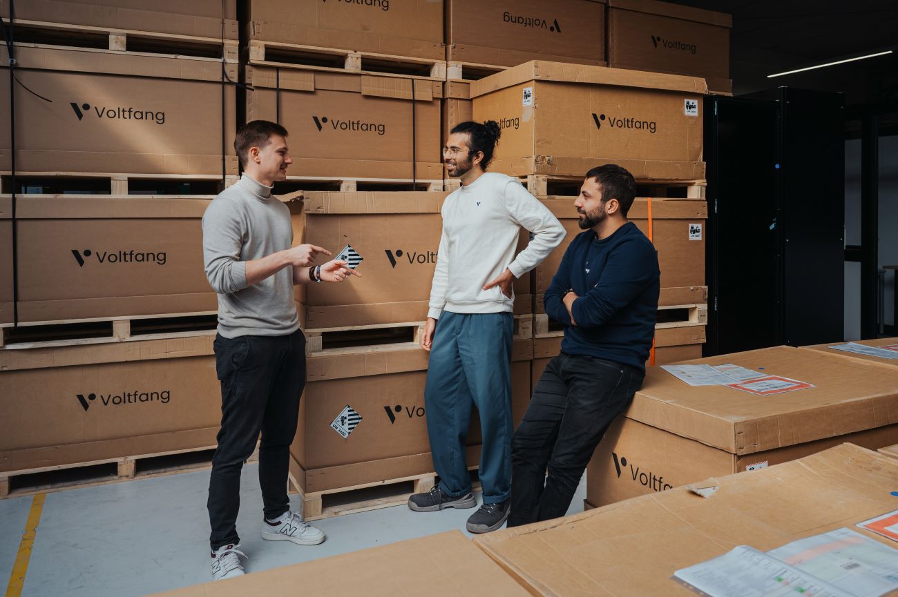 Drei Männer vor Kisten von voltfang