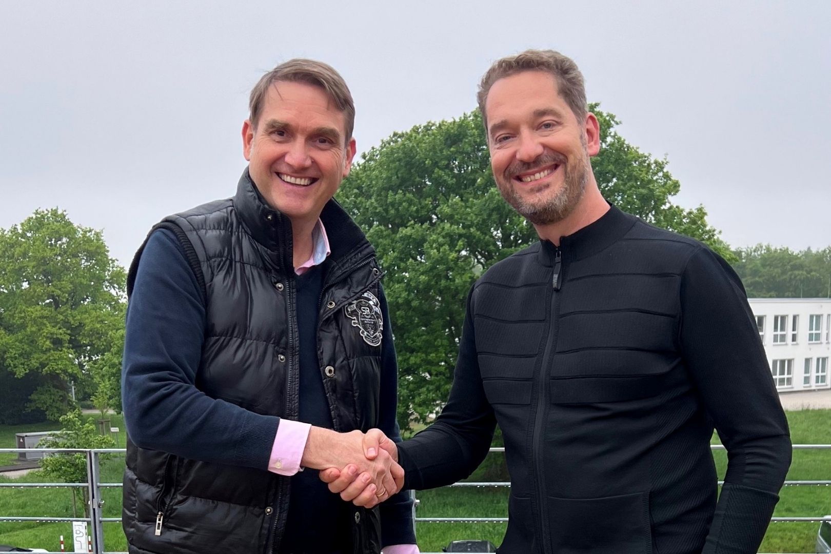 Dr Oliver Grün und Carlo Matic geben sich die Hand Dr Oliver Grün und Carlo Matic geben sich die Hand
